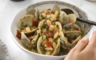 la cocina no muerde almejas con frijol blanco