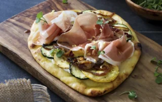 la cocina no muerde flatbread de ricotta con zucchini, cebolla caramelizada, limón y jamón consorcioserrano