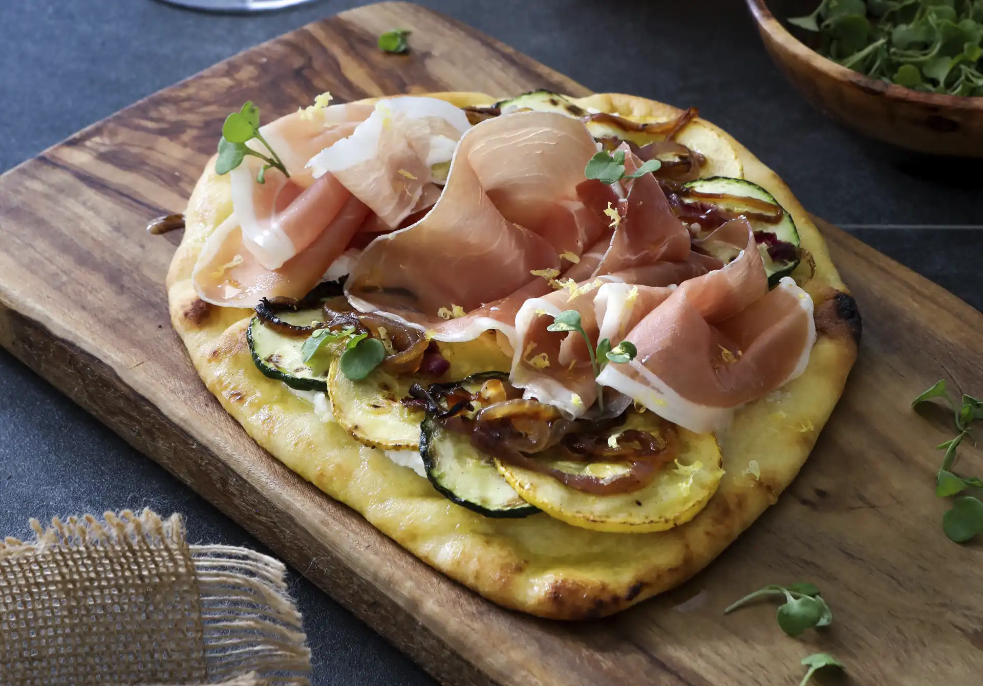 la cocina no muerde flatbread de ricotta con zucchini, cebolla caramelizada, limón y jamón consorcioserrano