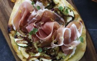 la cocina no muerde flatbread de ricotta con zucchini, cebolla caramelizada, limón y jamón consorcioserrano